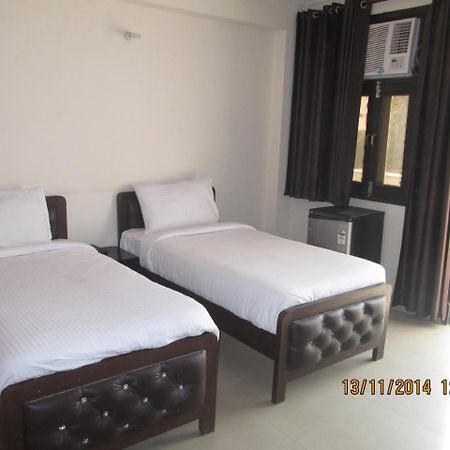 Charanpahari Hotel นิวเดลี ภายนอก รูปภาพ