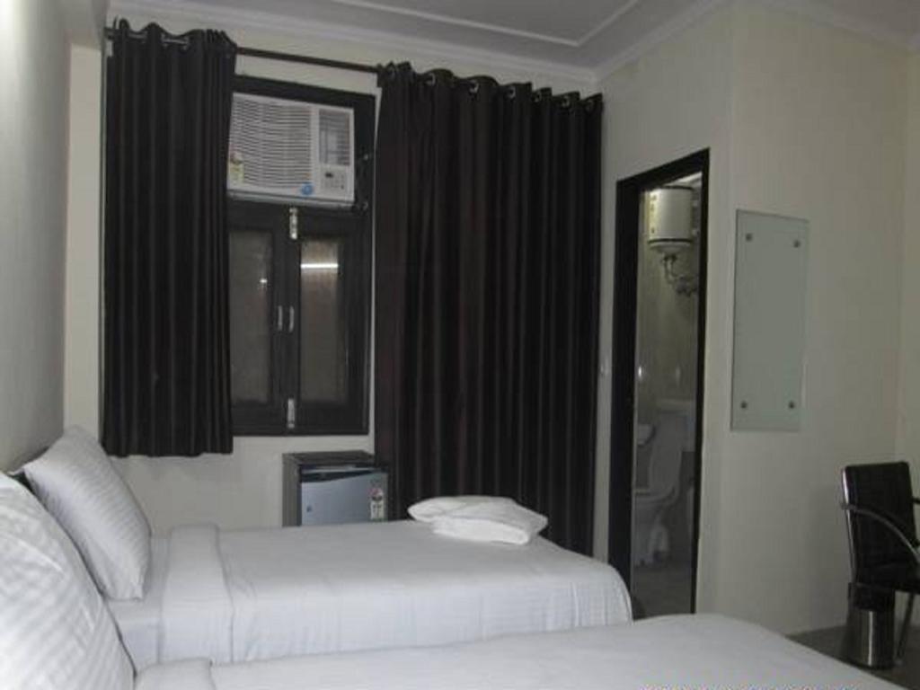Charanpahari Hotel นิวเดลี ภายนอก รูปภาพ
