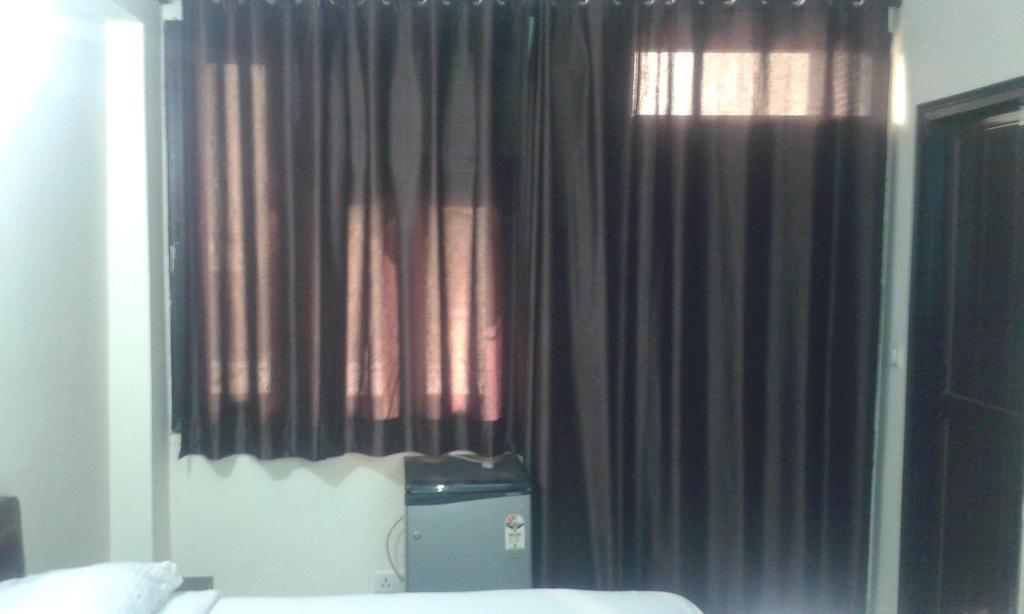 Charanpahari Hotel นิวเดลี ภายนอก รูปภาพ