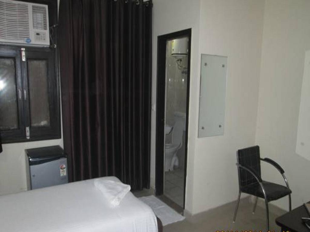 Charanpahari Hotel นิวเดลี ภายนอก รูปภาพ