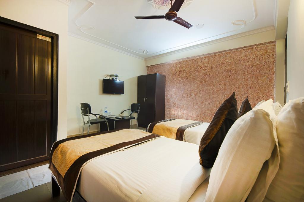 Charanpahari Hotel นิวเดลี ภายนอก รูปภาพ