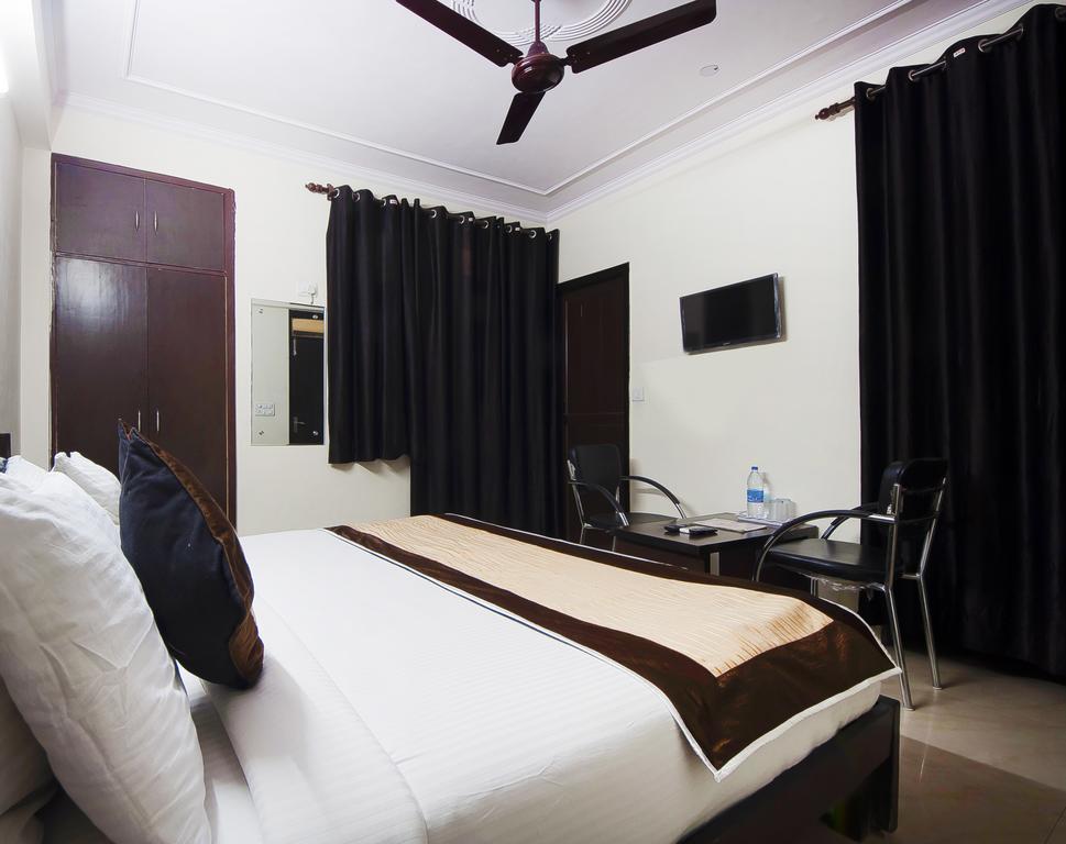 Charanpahari Hotel นิวเดลี ภายนอก รูปภาพ