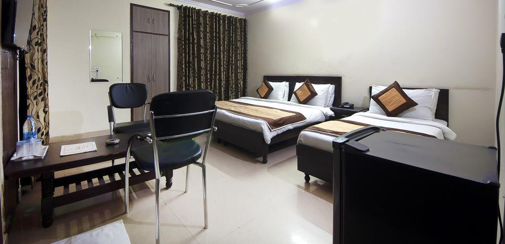 Charanpahari Hotel นิวเดลี ภายนอก รูปภาพ