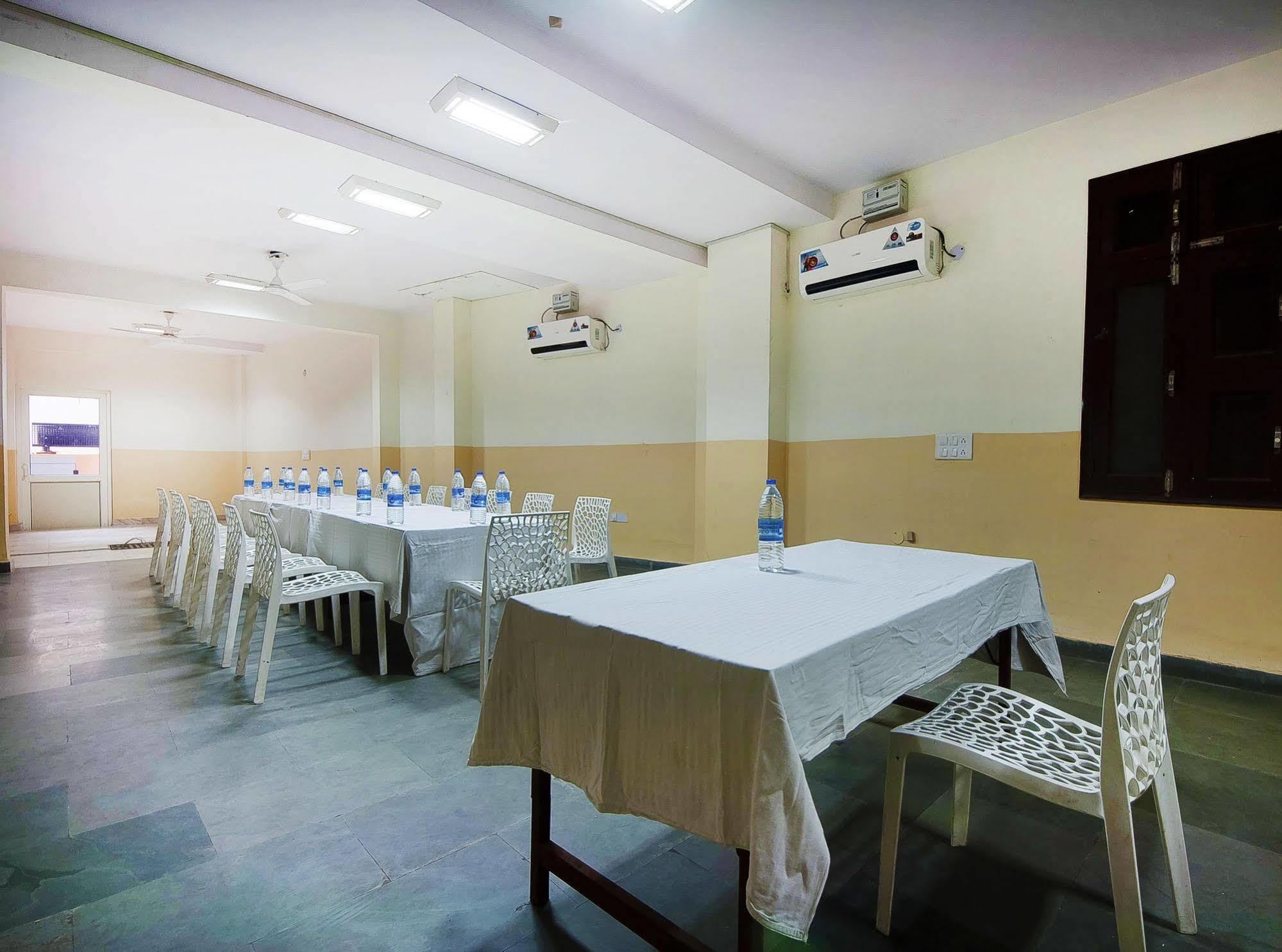 Charanpahari Hotel นิวเดลี ภายนอก รูปภาพ