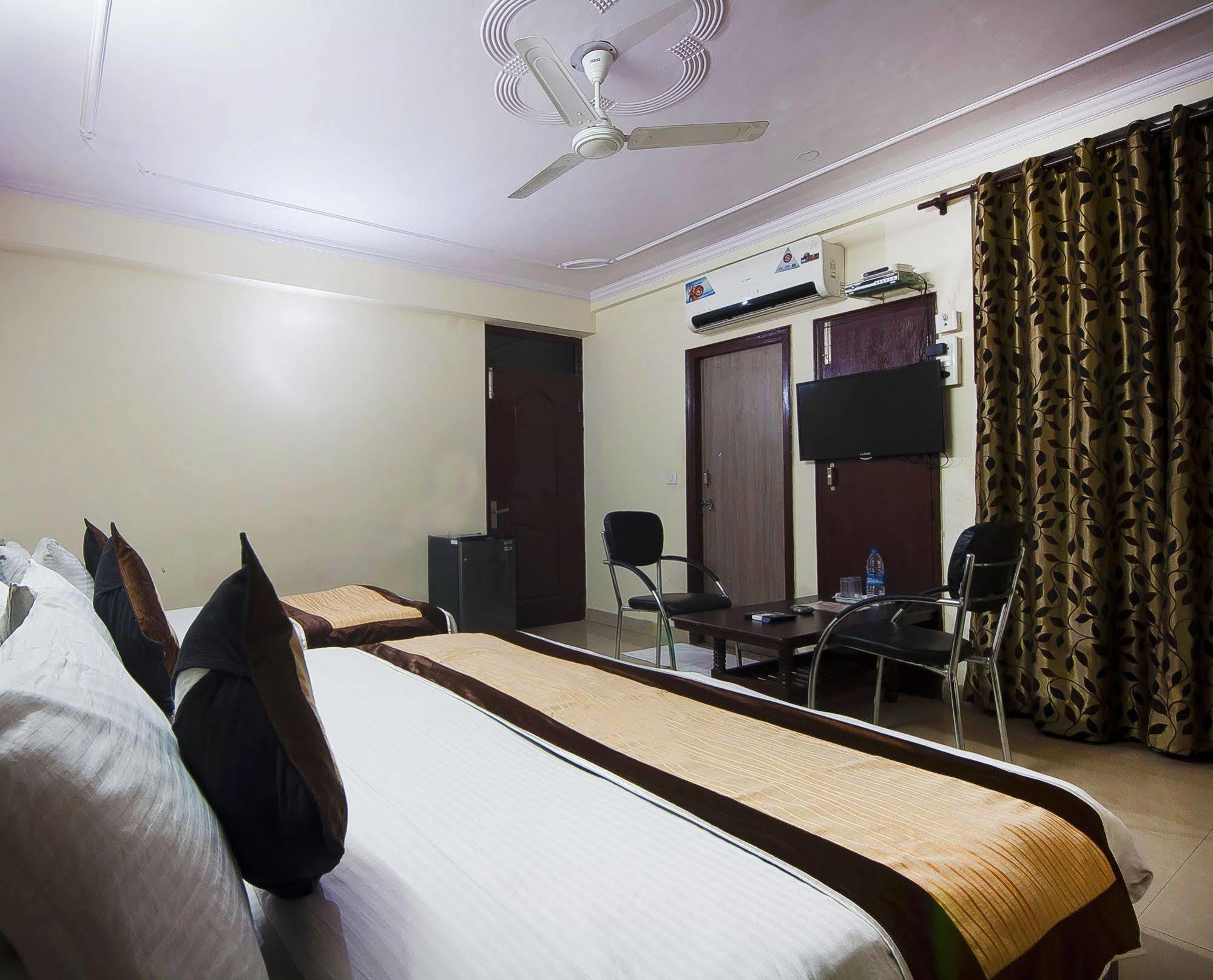 Charanpahari Hotel นิวเดลี ภายนอก รูปภาพ