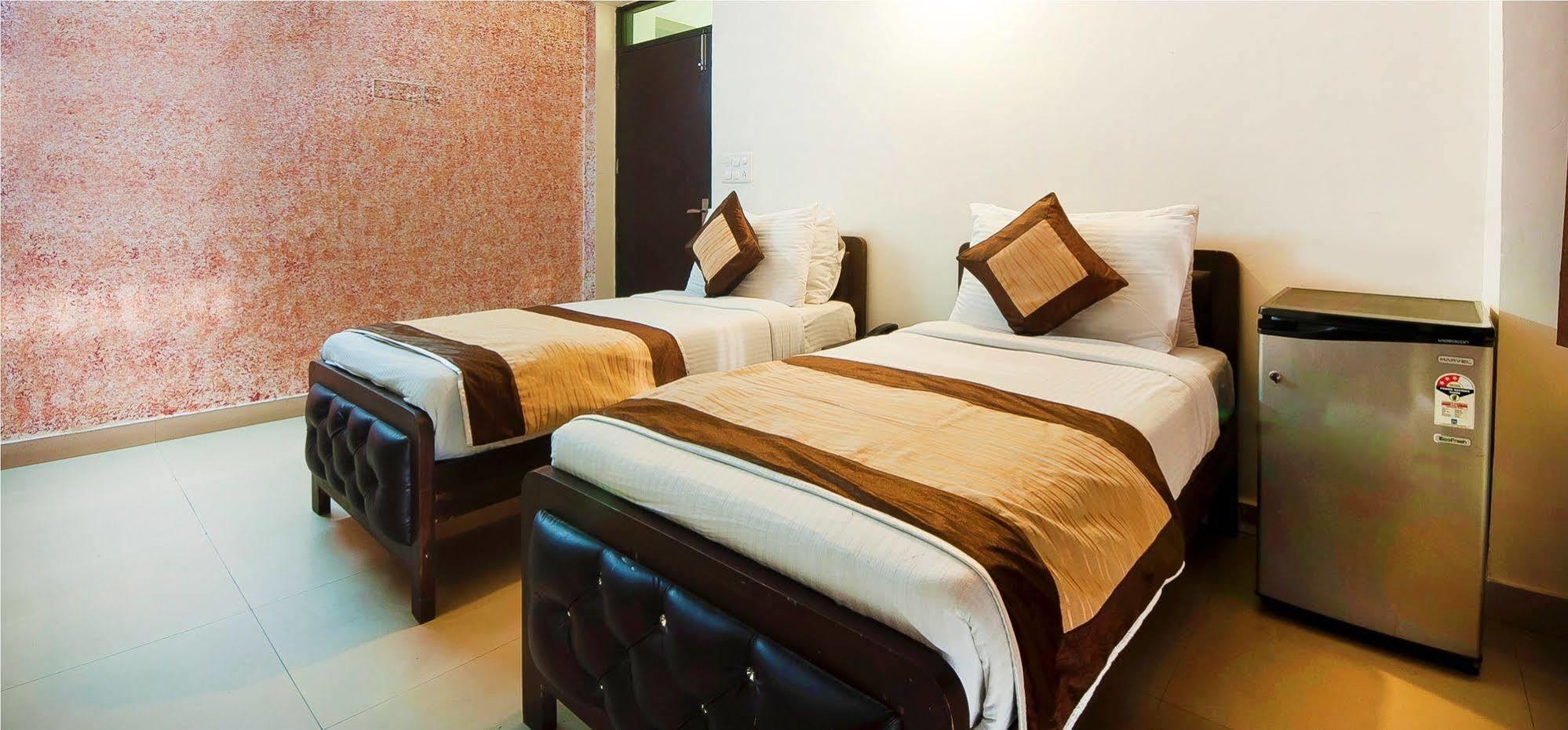 Charanpahari Hotel นิวเดลี ภายนอก รูปภาพ
