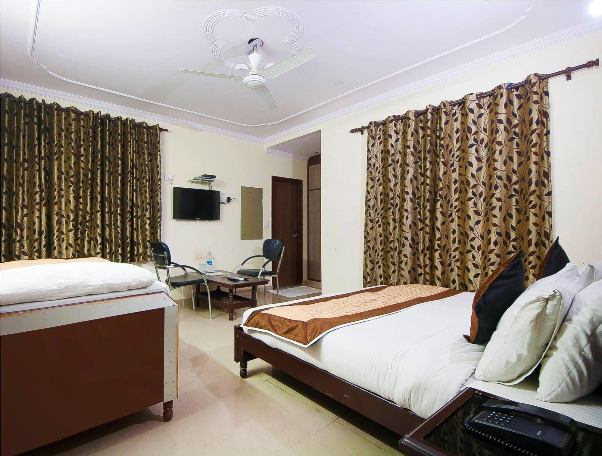 Charanpahari Hotel นิวเดลี ภายนอก รูปภาพ