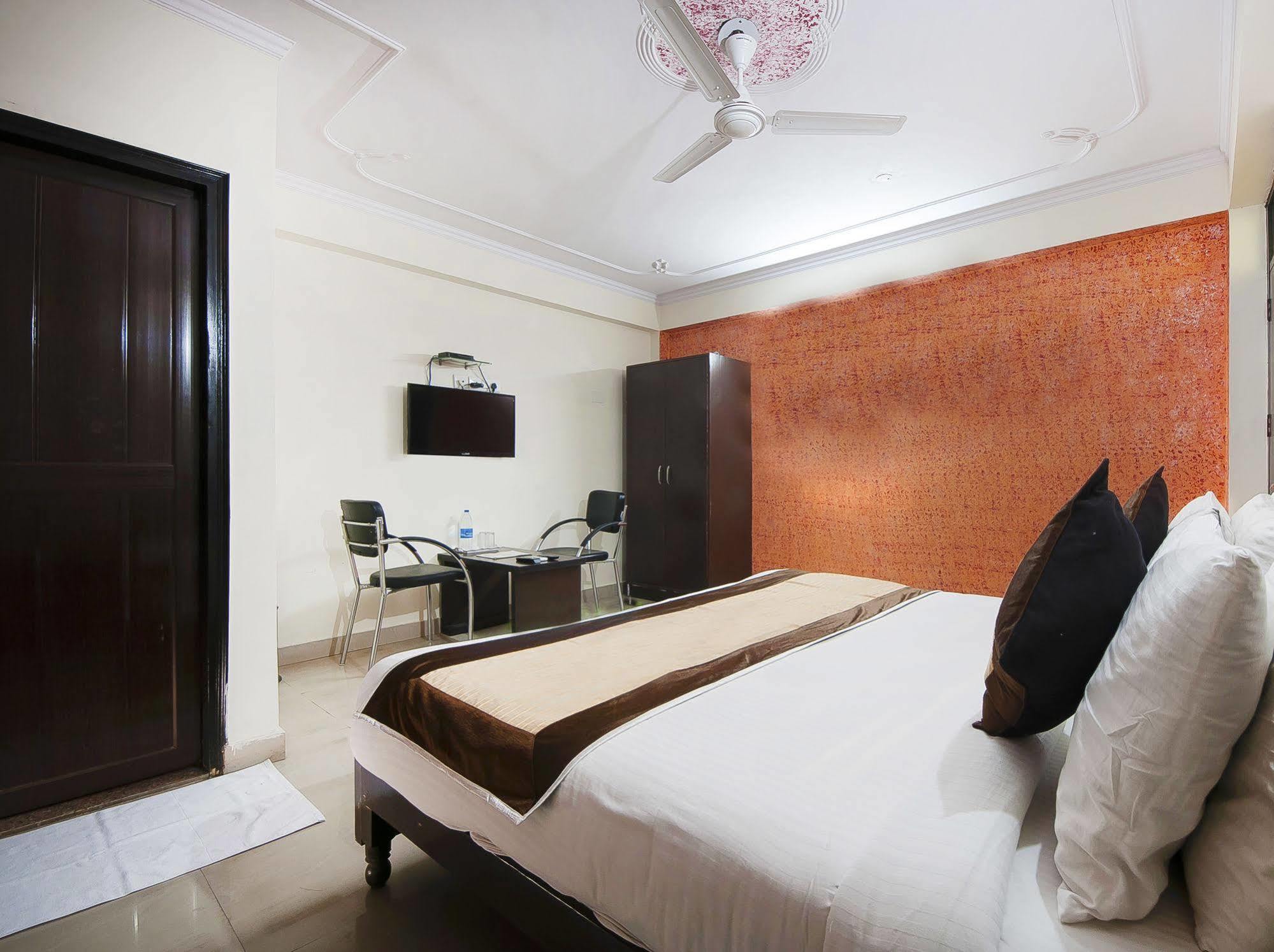 Charanpahari Hotel นิวเดลี ภายนอก รูปภาพ