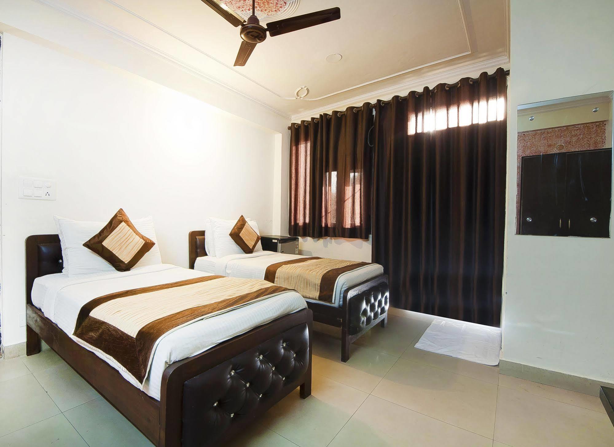 Charanpahari Hotel นิวเดลี ภายนอก รูปภาพ