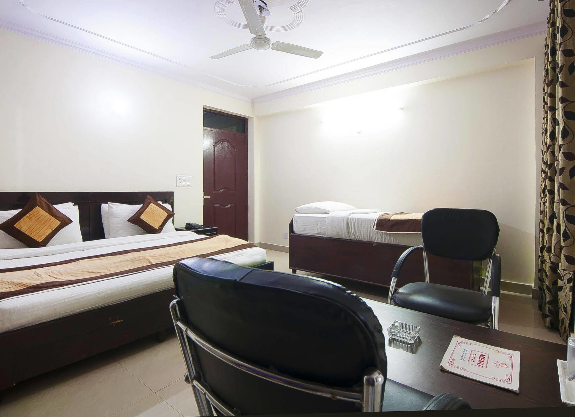 Charanpahari Hotel นิวเดลี ภายนอก รูปภาพ