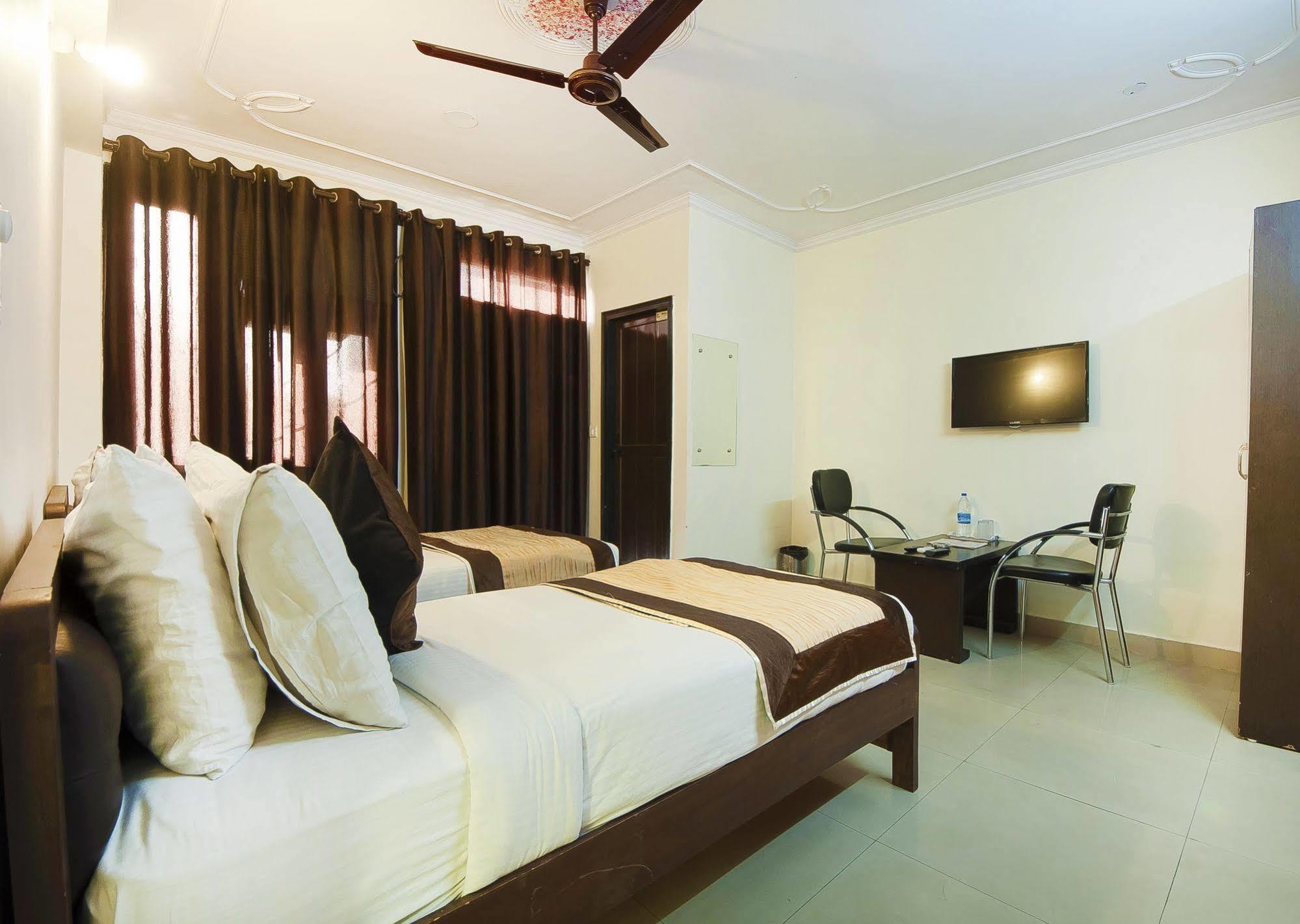 Charanpahari Hotel นิวเดลี ภายนอก รูปภาพ