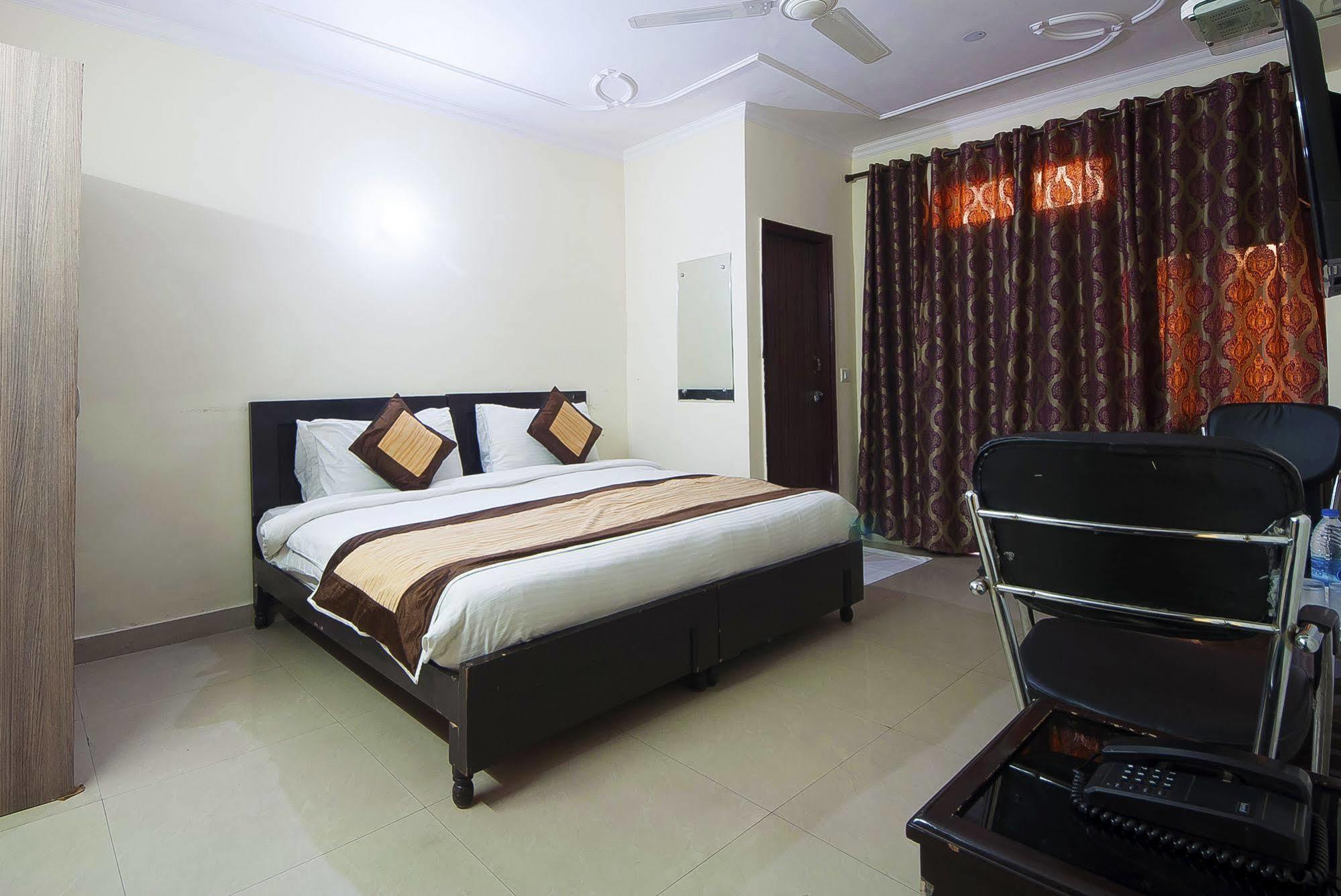 Charanpahari Hotel นิวเดลี ภายนอก รูปภาพ
