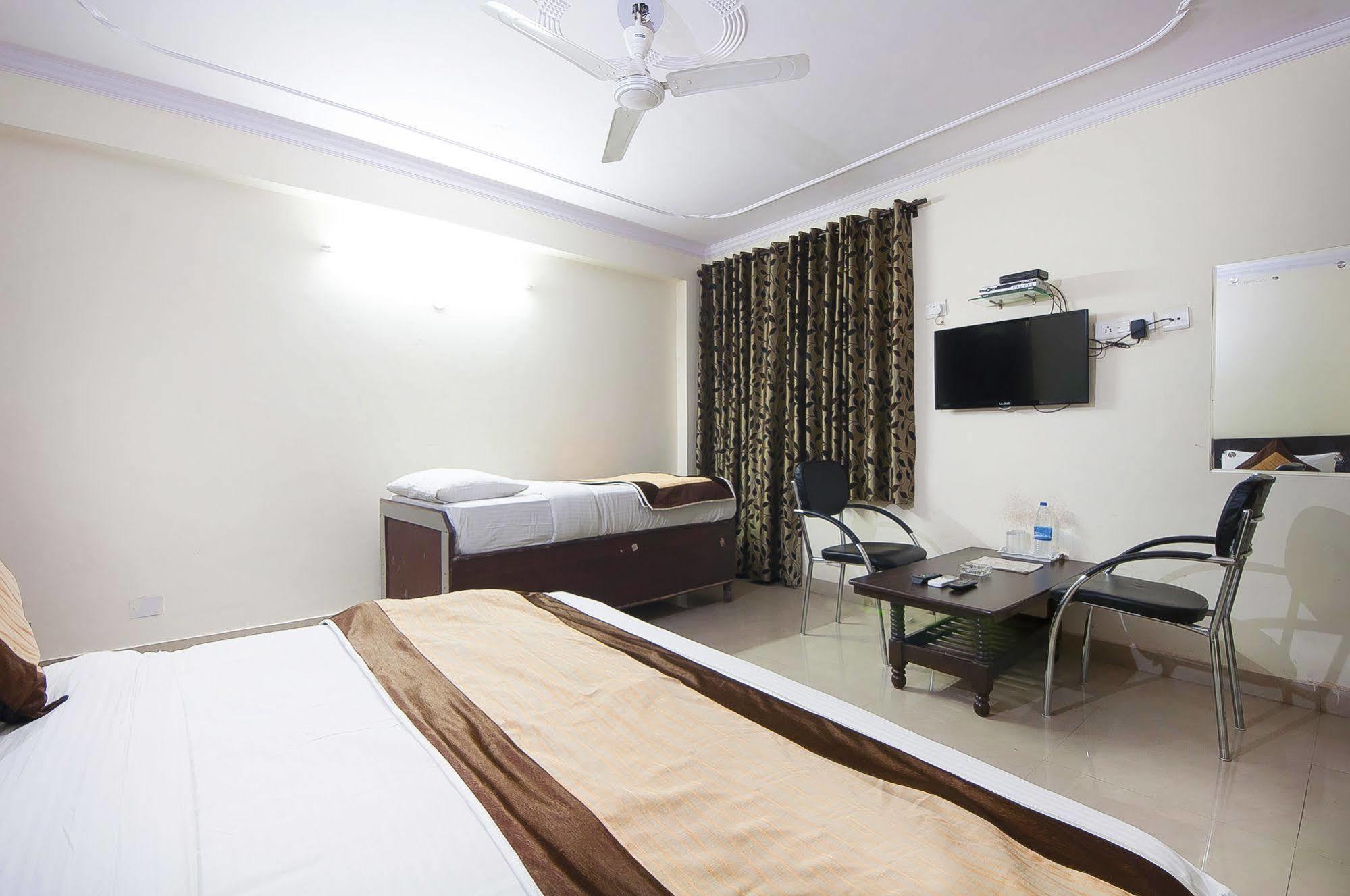 Charanpahari Hotel นิวเดลี ภายนอก รูปภาพ