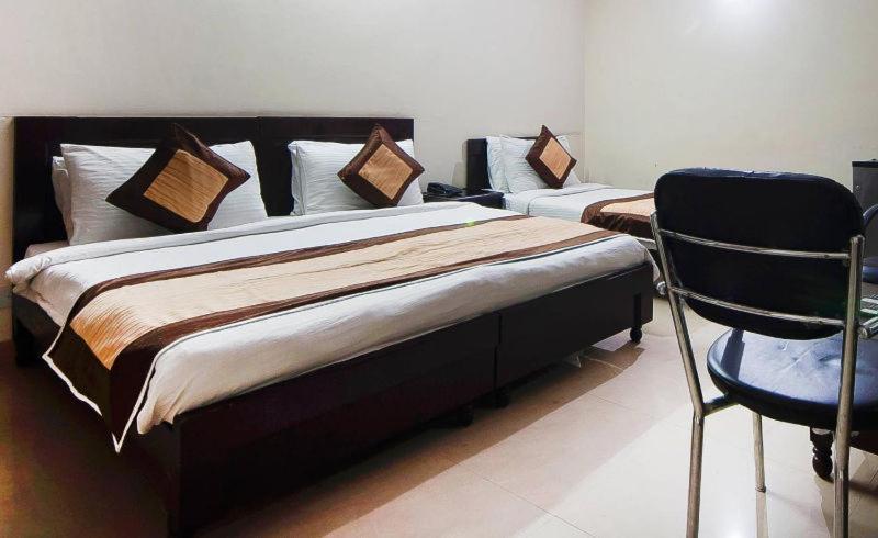 Charanpahari Hotel นิวเดลี ภายนอก รูปภาพ